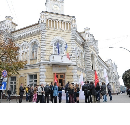 Жители Кишинева, недовольные строительством мансард, торговцы с центрального рынка и молодые мамы с детьми, продолжили в пятницу акцию протеста у примэрии.