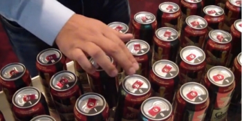 Creată de Viorel Spinu şi asistenta lui, Cosmina Radu, tastatura din cutii de bere Beer-Keyboard 