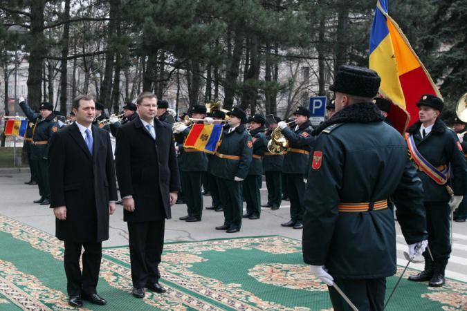 Премьер-министр Латвии был встречен с воинскими почестями в Доме правительства Республики Молдова.