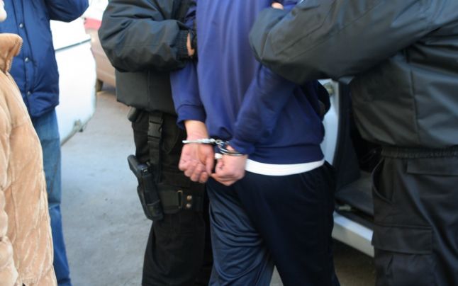 Unul dintre suspecți a fost reţinut în momentul când intenţiona să vândă un amestec de substanţe narcotice.