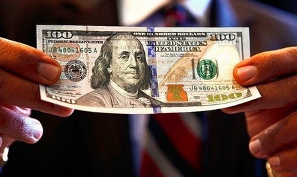 Celebra bancnotă de 100 de dolari va avea un nou design şi va pusă în circulaţie din luna octombrie.
