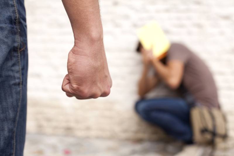 Suspectul nu se află la prima abatere de lege, el a mai fost judecat de multiple ori pentru furt şi infracţiuni cu droguri.