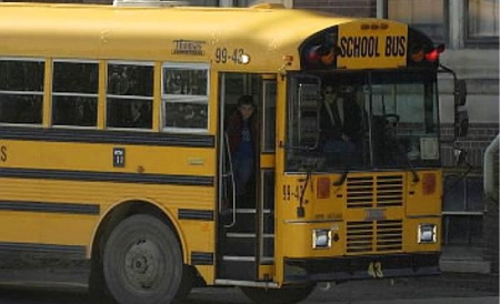 Agresorul a scos pistolul şi l-a împuşcat pe şofer în faţa copiilor care se aflau în autobuz, a luat un copil de şase ani şi a plecat. 