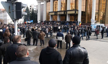 Акция протеста против принятия закона о равенстве шансов собрала несколько десятков кишиневцев перед зданием парламента. Фото: union.md