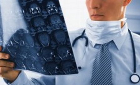 Doctorul şi-a dat demisia şi a fost suspendat până la finalul anchetei. 