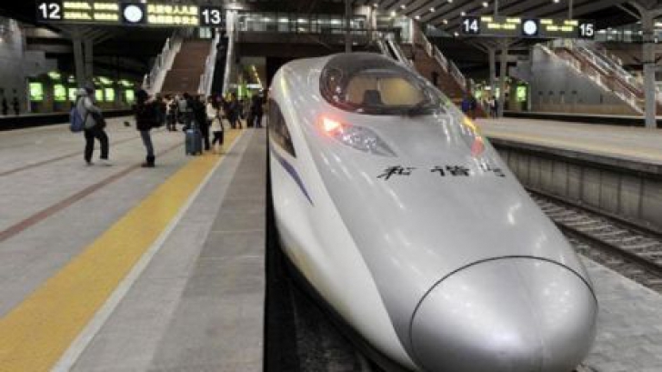 Între Beijing şi Guangzhou, trenurile de mare viteză vor trece prin alte oraşe importante, inclusiv Zhengzhou, Wuhan şi Changsha.