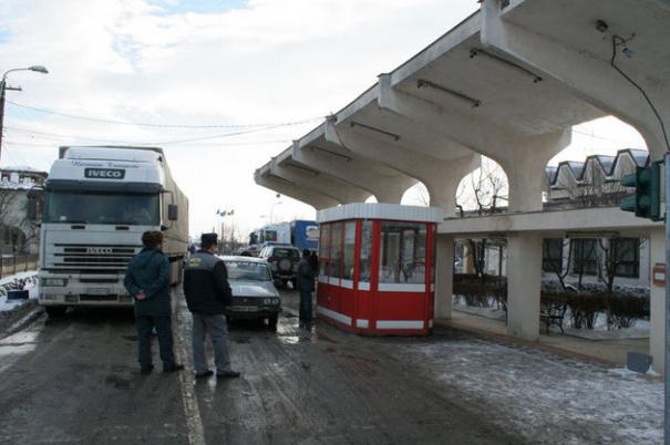 Vamesi implicati in contrabanda cu tigari si fructe
