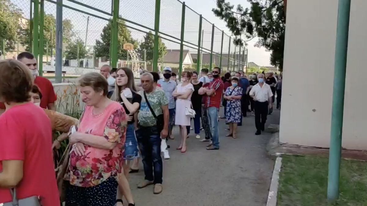 Десятки людей собрались у избирательного участка в Варнице.