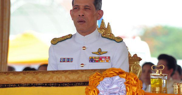 Regele Thailandei, împuşcat cu un pistol de jucărie de doi adolescenţi din Germania. 
