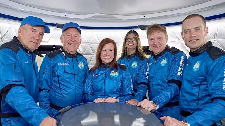 Compania Blue Origin a dus încă șase turiști la frontiera spațială cu o rachetă New Shepard.