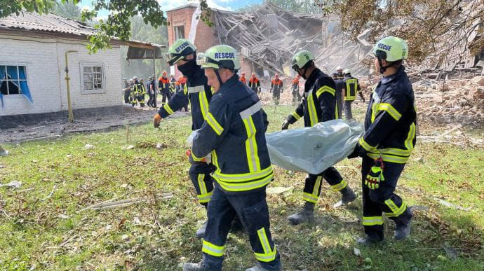 Российские дроны разрушили школу в Сумской области.