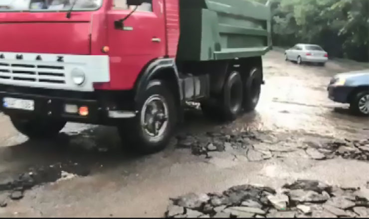 На одной из улиц Кишинева потоки воды смыли целые куски асфальта.