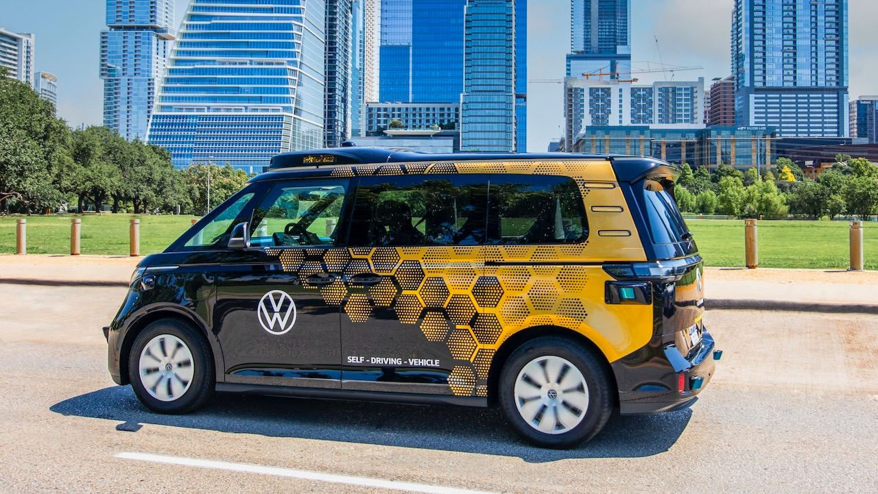 Volkswagen протестирует беспилотные микроавтобусы ID Buzz.