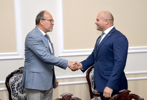 Посол Румынии поздравил с назначением на должность нового министра обороны.