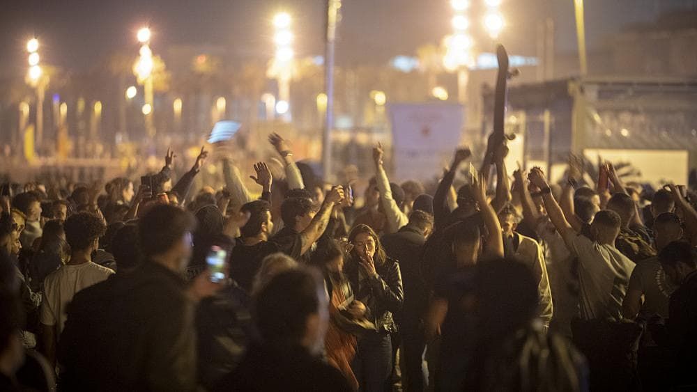 В Европе проводят массовые вечеринки и фестивали против антиковидных мер, а в Израиле массово тестируют детей.