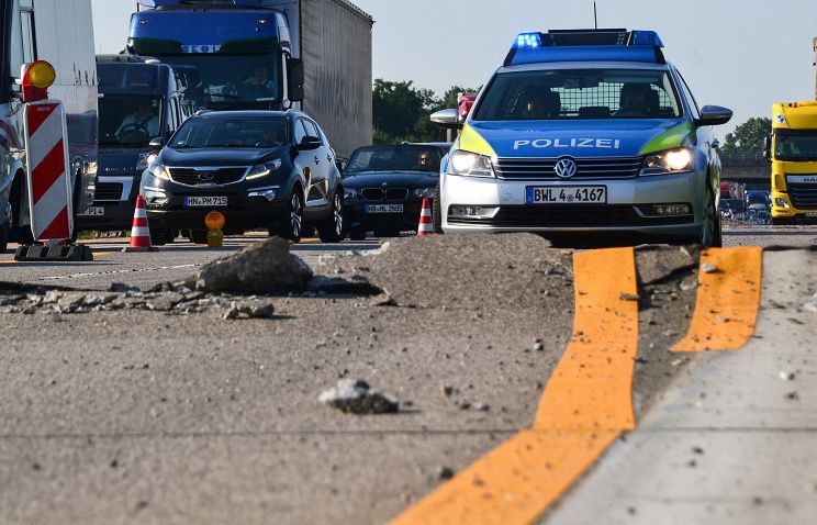 В Германии от аномальной жары в эти дни страдают не только люди и животные, но и дороги, прежде всего автобаны.