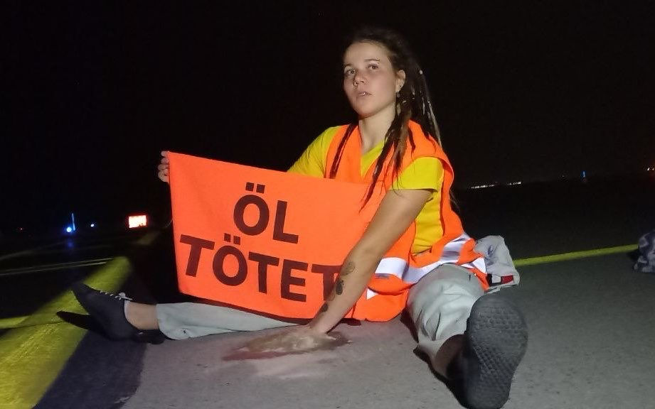 В немецком аэропорту на три часа остановили грузовые рейсы из-за экоактивистов.