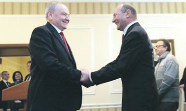 Глава государства не только игнорирует антимолдавские высказывания Бэсеску, но и награждает его высшей военной наградой РМ.