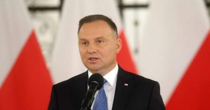 Самолет президента Польши совершил аварийную посадку в Варшаве.