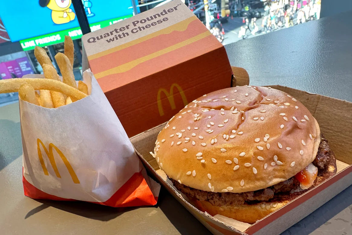 McDonald's возобновит продажу чизбургеров после массовых отравлений.