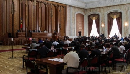 Приличный бюджет принят для депутатов и судей Конституционного суда, тогда как чиновникам Национальной антикоррупционной комиссии придется потуже затянуть пояса.