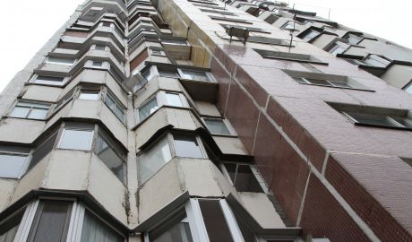 O tânără de 23 de ani a ajuns în stare gravă la spital după ce s-a aruncat de la etajul patru unui bloc.