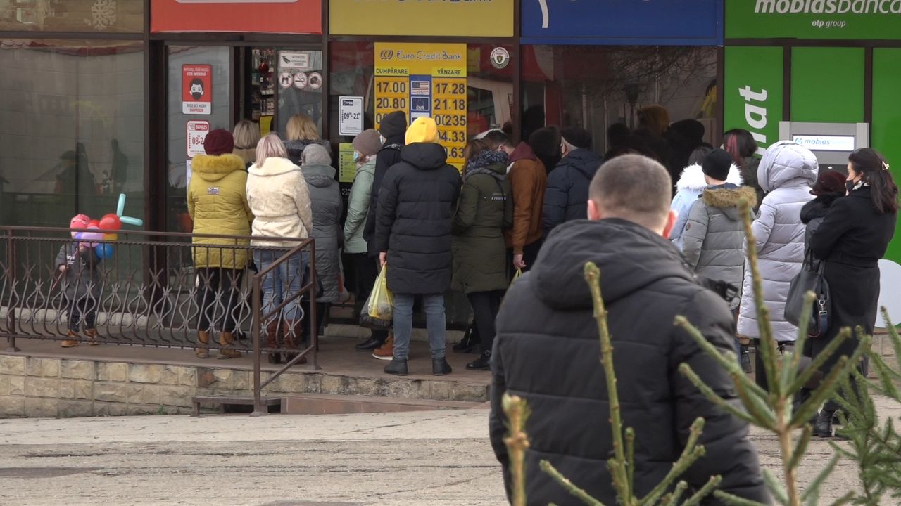 Предпраздничная лихорадка: на дорогах пробки, в магазинах — очереди.