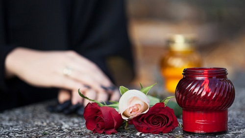 Убитая горем, мать мальчика перевернула ворота, и завязала на них чёрную ленту.