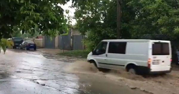 Дожди превратили дороги пригорода Кишинева в реки.