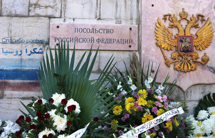 К посольствам России приносят цветы.