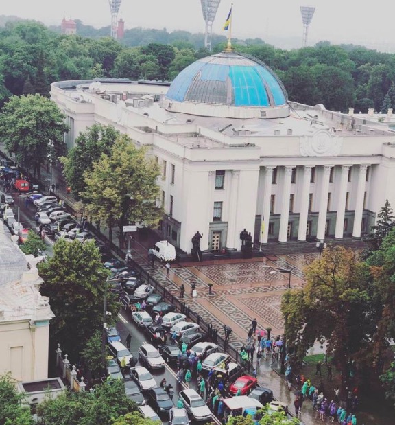Центр Киева заблокировали автовладельцы с европейскими номерами.