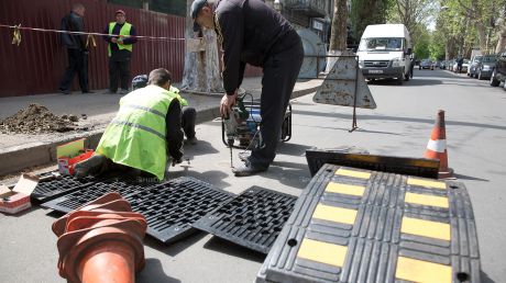 Mai multe limitatoare de viteză  pe drumurile din oraş.