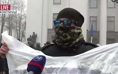 Среди пришедших под стены парламента две группы лиц.