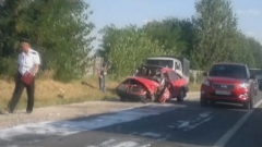In accident au fost implicate două automobile, unul dintre ele fiind grav avariat.