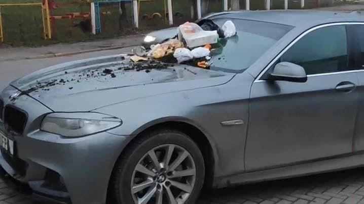 В Кишиневе на авто с британскими номерами вывалили мусор.