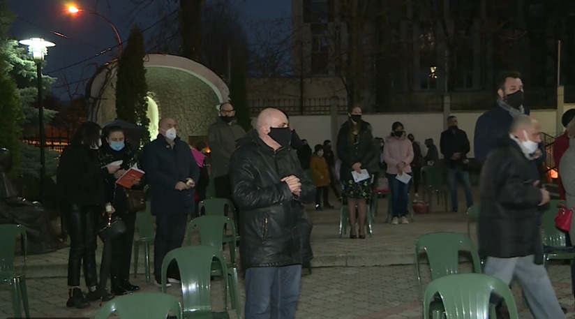 Верующие принесли освятить пасхальные яства и зажечь свечи от благодатного огня.