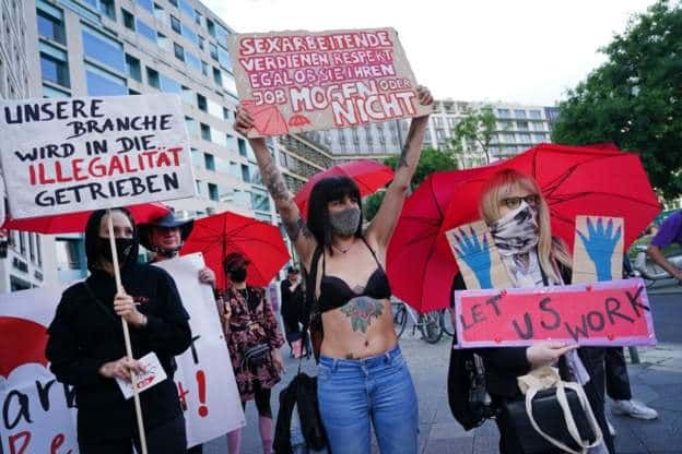 В Берлине – протесты секс-работников: просят разрешить открыть бордели.