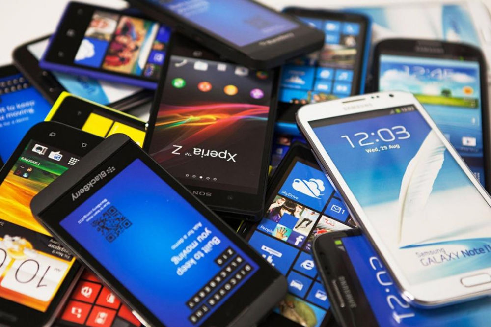 Южнокорейские производители смартфонов Samsung и LG сокращают свои производства внутри страны.