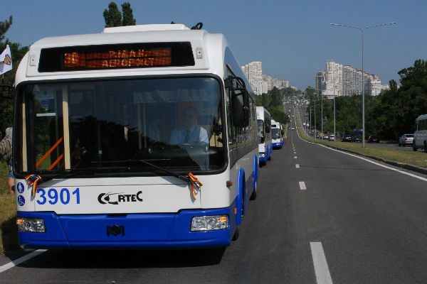еспроводные троллейбусы №. 30 отправляются от остановки на ул. Бэнулеску-Бодони, выше памятника Штефану чел Маре.