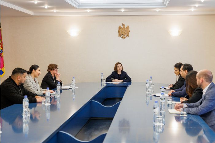 Майя Санду побеседовала с представителями общины ромов.