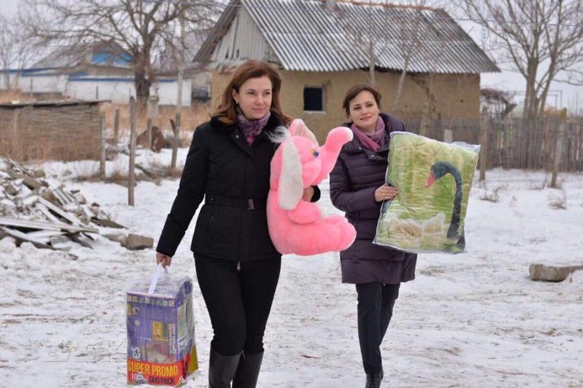 Сегодня Галина Додон посетила семью и принесла ей подарки.