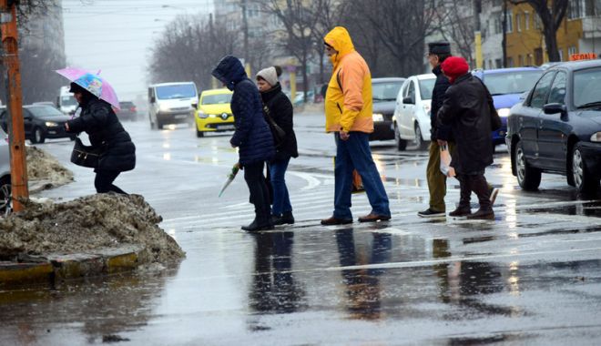 Mâine, în centrul şi sudul ţări va ploua, la nord cerul va fi variabil.