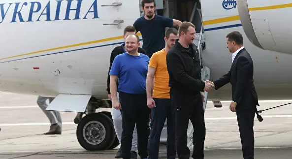 Вернувшимся из России украинцам выделят по четыре тысячи долларов.