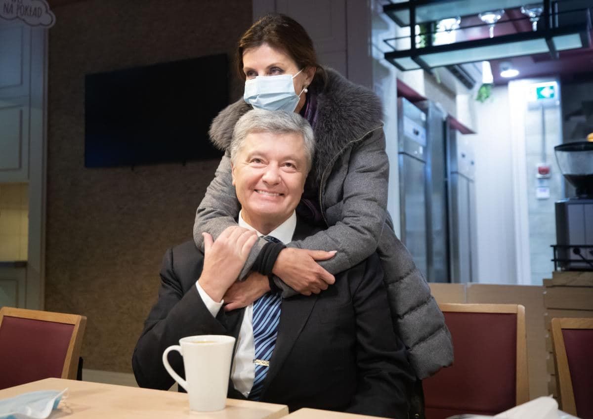 Порошенко в зале суда перешел на крик, раздавая указания своей жене.