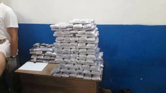 Бывшие и действующие правоохранители подозреваются в обороте наркотиков.