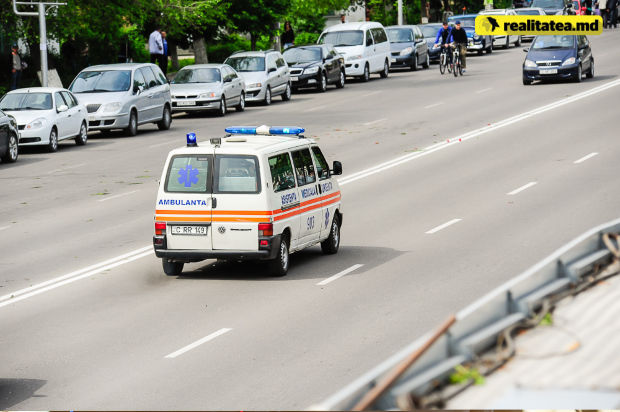 Cei doi bărbați au primit îngrijiri medicale pe loc, după care au fost transportaţi la spital pentru investigaţii şi tratamente medicale.