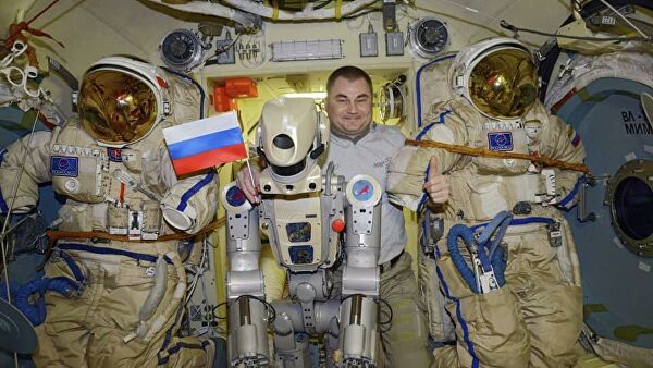 Космонавты на МКС устроили "допрос" роботу "Федору".
