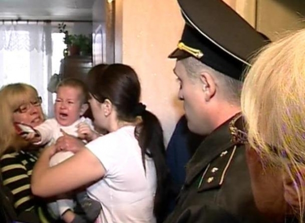 Scandal la unul dintre caminele Universitatii Agrare. Membrii unei familii au blocat intrarea in apartamentul lor cu doua camere cand un executor judecatoresc a venit cu politia sa ii evacueze.