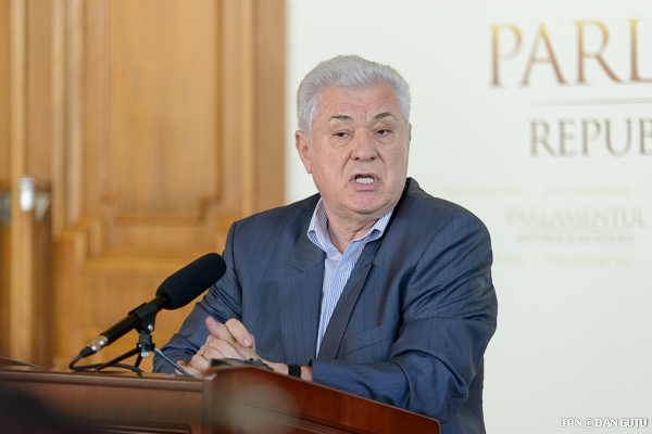 Владимир Воронин заявил журналистам, что все трое исключены только из исполкома, а не из партии.