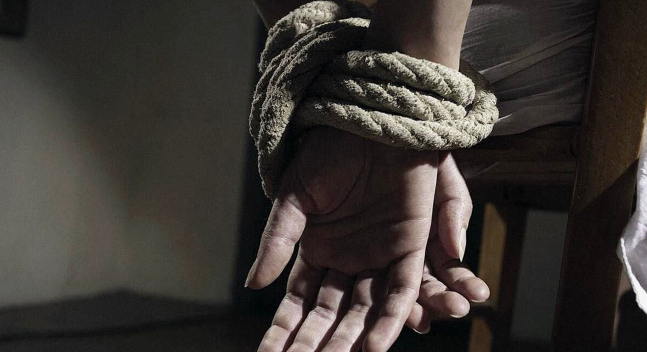 Trei bărbați, condamnați la 25 de ani de închisoare pentru abuz sexual.